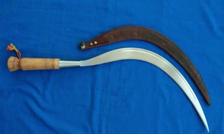 Senjata Warga Madura Celurit Berbentuk Seperti Sabit