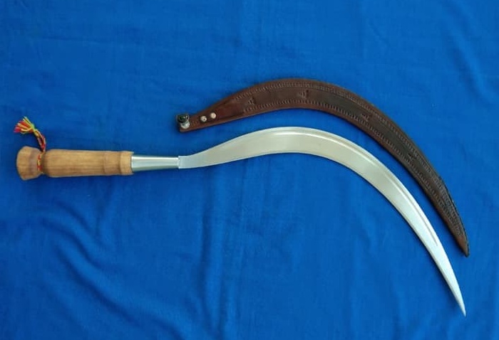 Senjata Warga Madura Celurit Berbentuk Seperti Sabit