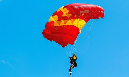 Kegiatan Udara Ekstrem Melakukan Olahraga Terjun Payung