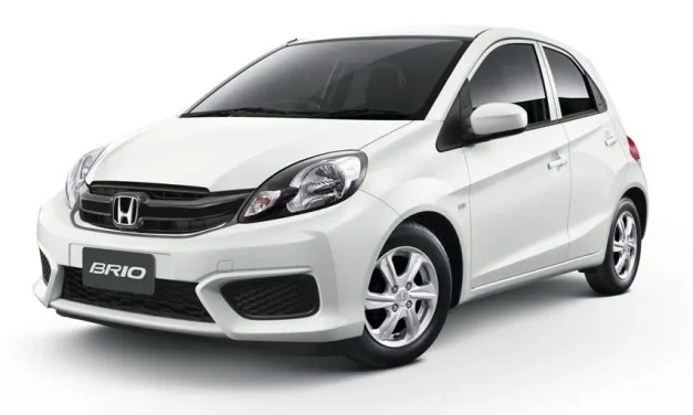 Kendaraan Hatchback Pada Sebuah Mobil Honda Brio