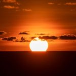 Penikmat Senja Saat Pergantian Ke Malam Hari