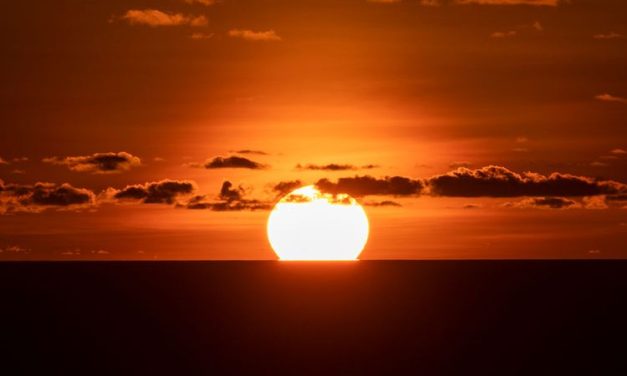 Penikmat Senja Saat Pergantian Ke Malam Hari