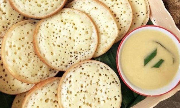 Makanan Serabi Yang Manis Dan Di Siram Kuah