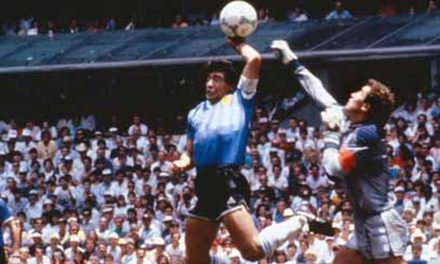 Sang Legenda Sepak Bola Maradona Tangan Tuhan