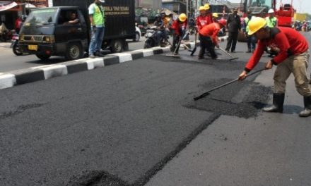 Pembangunan Jalanan Menggunakan Aspal Berwarna Hitam Pekat