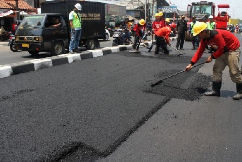 Pembangunan Jalanan Menggunakan Aspal Berwarna Hitam Pekat