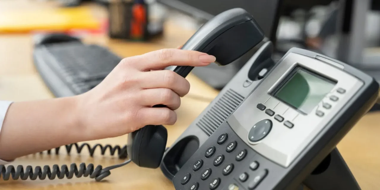 Panggilan Telepon Atau Telekomunikasi Antar Orang Dan Jarak