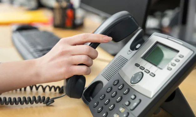 Panggilan Telepon Atau Telekomunikasi Antar Orang Dan Jarak