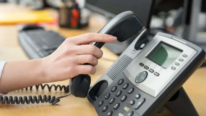 Panggilan Telepon Atau Telekomunikasi Antar Orang Dan Jarak