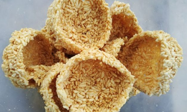 Makanan Ringan Rengginang Dari Nasi Yang Di Keringkan
