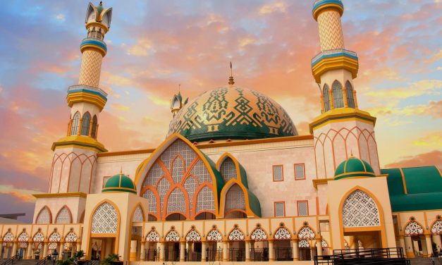 Beribadah Umat Muslim Di Sebuah Tempat Masjid