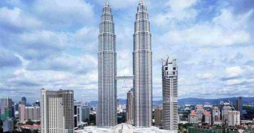 Suatu Bangunan Petronas Sebagai Menara Indah Malaysia