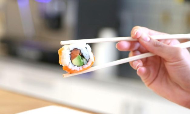 Penggunaan Alat Makan Sumpit Yang Sulit Bagi Beberapa Orang