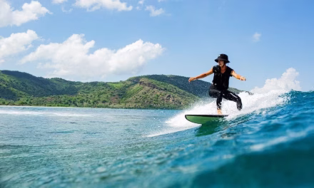 Olahraga Air Surfing Atau Dengan Papan Selancar