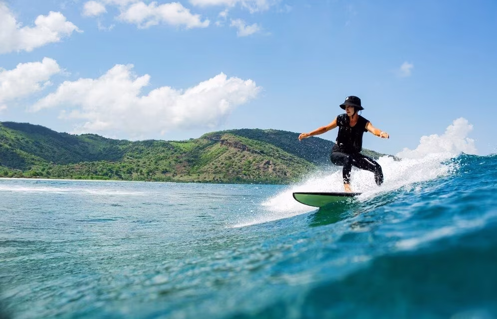Olahraga Air Surfing Atau Dengan Papan Selancar