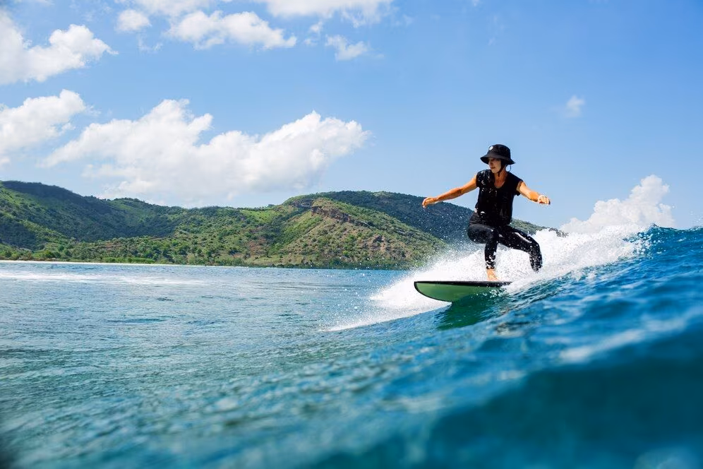 Olahraga Air Surfing Atau Dengan Papan Selancar
