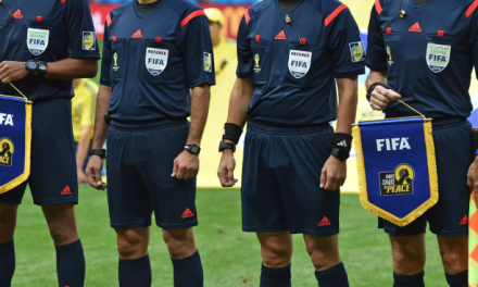 Pengatur Permainan Bola Atau Wasit Di Dalam Lapangan