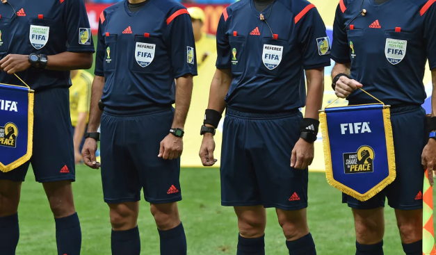 Pengatur Permainan Bola Atau Wasit Di Dalam Lapangan