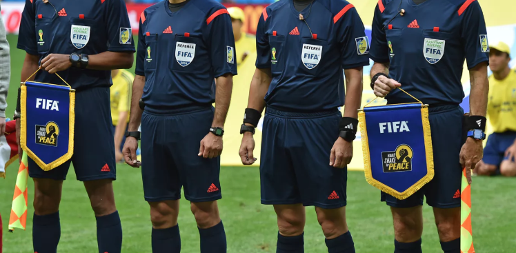 Pengatur Permainan Bola Atau Wasit Di Dalam Lapangan