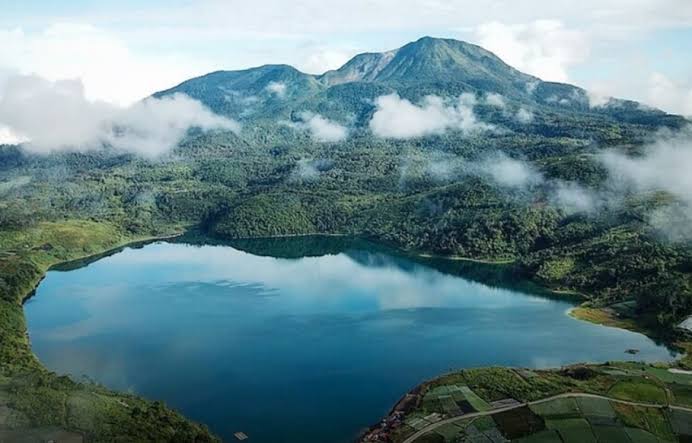 Genangan Air Danau Sebuah Daratan Berbentuk Kubangan