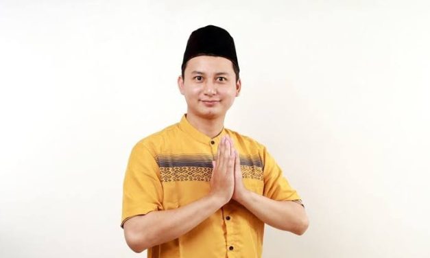 Pemakaian Benda Tradisional Sebagai Penutup Kepala Songkok