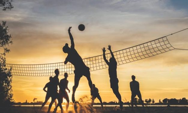 Sebuah Olahraga Voli Pantai Dengan Sedikit Pemain