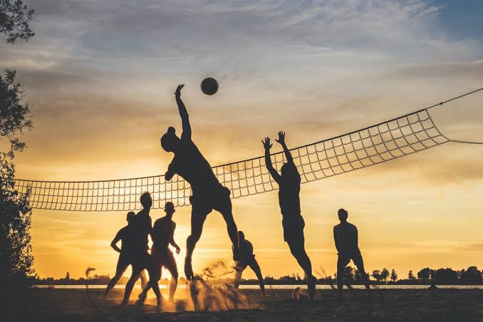 Sebuah Olahraga Voli Pantai Dengan Sedikit Pemain