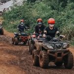 Suatu Kendaraan ATV Dengan Roda Empat Di Segala Medan