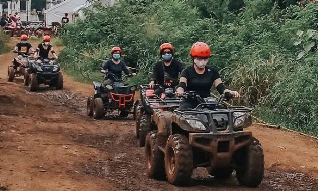 Suatu Kendaraan ATV Dengan Roda Empat Di Segala Medan