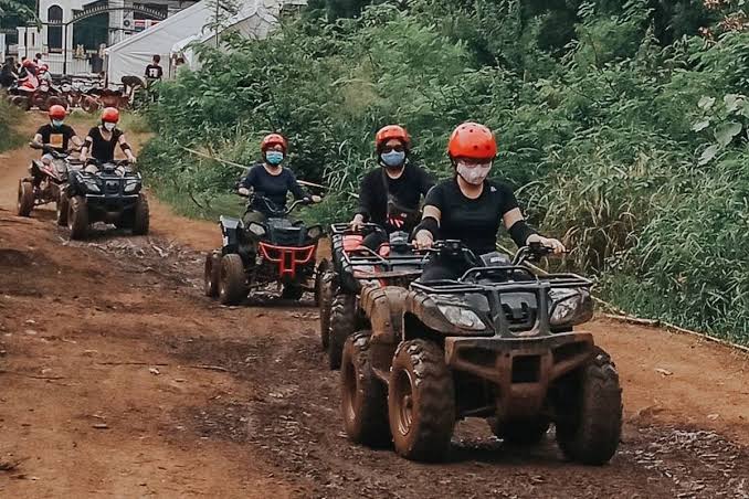 Suatu Kendaraan ATV Dengan Roda Empat Di Segala Medan