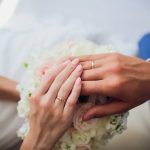 Suatu Benda Cincin Dengan Pemakaian Di Jari