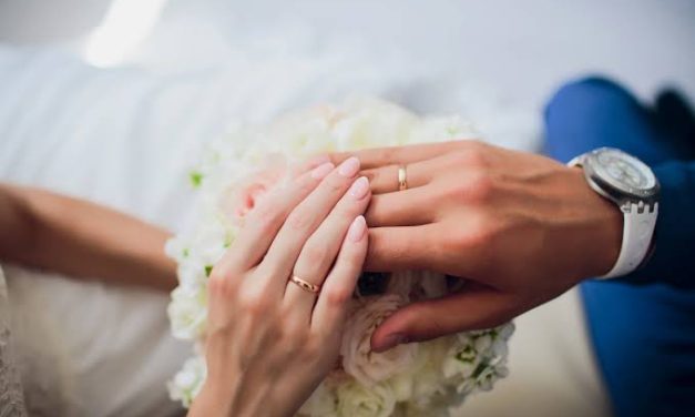 Suatu Benda Cincin Dengan Pemakaian Di Jari