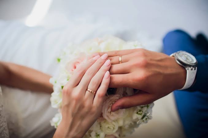 Suatu Benda Cincin Dengan Pemakaian Di Jari
