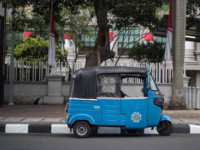 Kendaraan Unik Bemo Dengan Penggunaan Tiga Roda