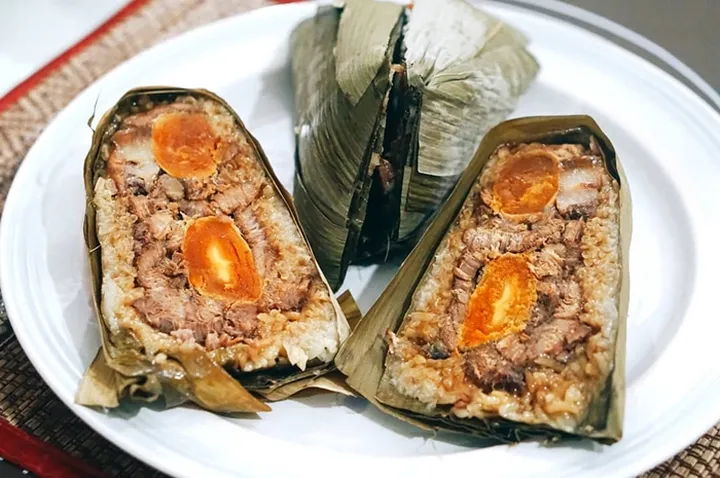Hidangan Tradisional Bacang Dari Beras Dan Ada Isiannya