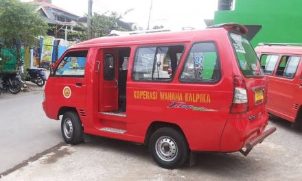 Sebuah Kendaraan Umum Angkot Yang Banyak Tersebar