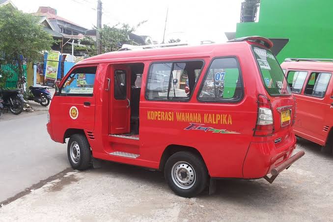 Sebuah Kendaraan Umum Angkot Yang Banyak Tersebar