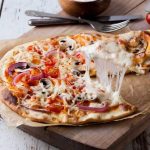 Hidangan Bulat Pizza Dengan Topping Di Atasnya