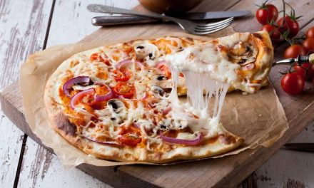 Hidangan Bulat Pizza Dengan Topping Di Atasnya