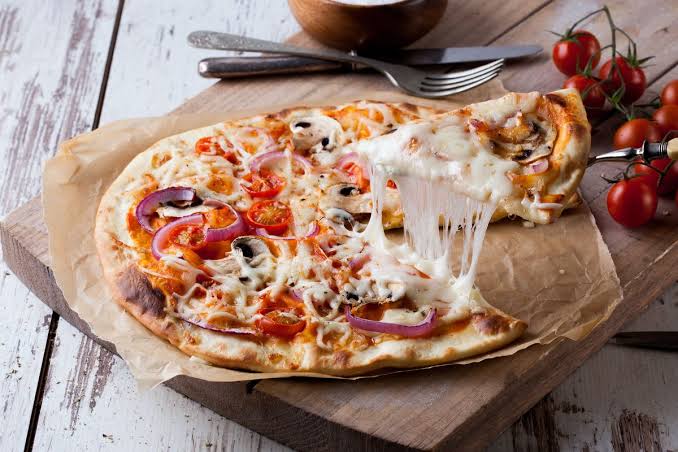 Hidangan Bulat Pizza Dengan Topping Di Atasnya