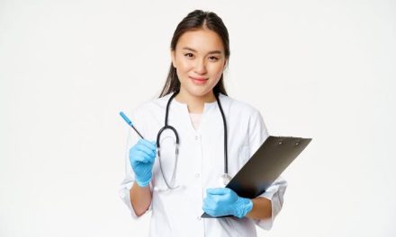 Profesi Kesehatan Dokter Yang Menjalankan Tugasnya
