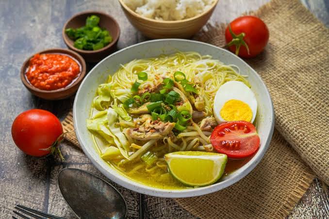 Masakan Hidangan Soto Yang Berkuah Kuning