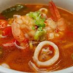 Hidangan Berkuah Tomyam Dengan Rasa Rempah Dan Isinya