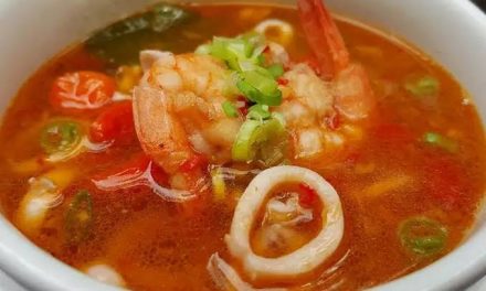 Hidangan Berkuah Tomyam Dengan Rasa Rempah Dan Isinya