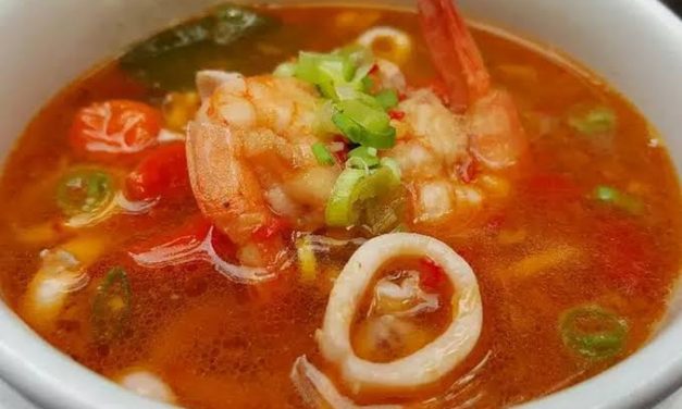 Hidangan Berkuah Tomyam Dengan Rasa Rempah Dan Isinya