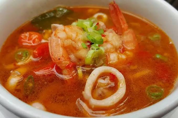 Hidangan Berkuah Tomyam Dengan Rasa Rempah Dan Isinya