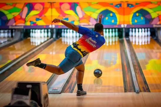 Sebuah Olahraga Bowling Dengan Melempar Bola