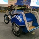 Sebuah Kendaraan Becak Dengan Tiga Rodanya