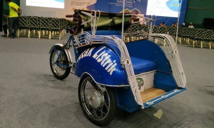 Sebuah Kendaraan Becak Dengan Tiga Rodanya