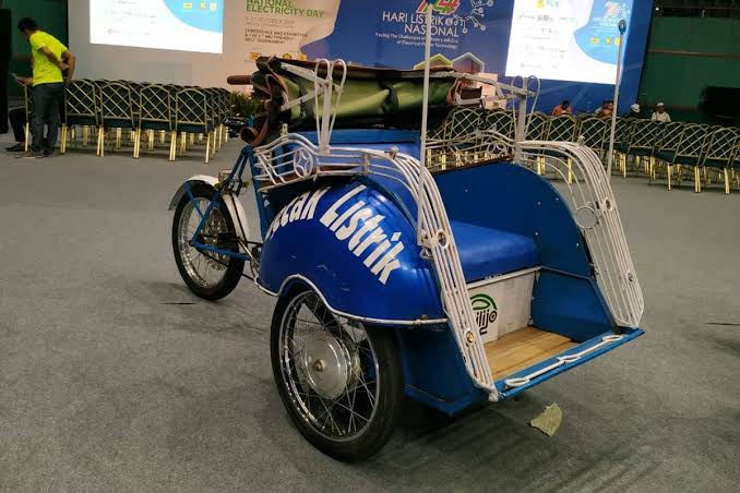 Sebuah Kendaraan Becak Dengan Tiga Rodanya